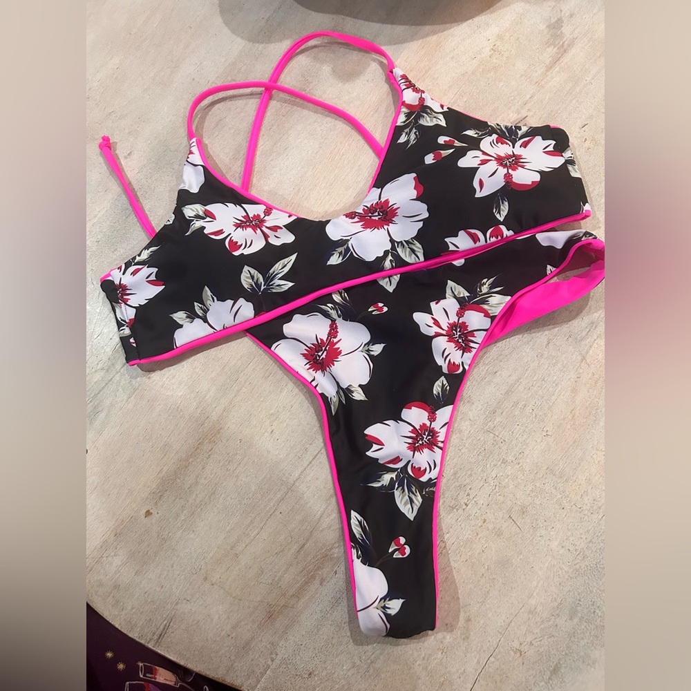 🌸🌊 Like New 🌸🌊 Reversible 🌸Neon Pink & Black Floral Bikini Set